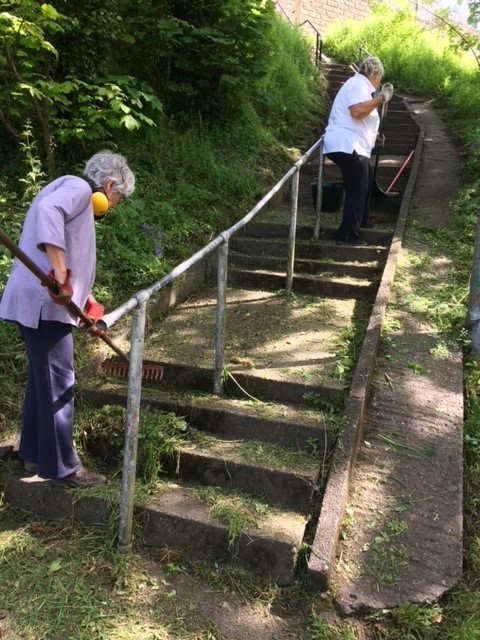 TQ7 Volunteers making steps clear
