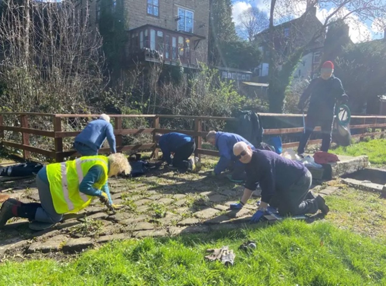 BEG-apr2 Volunteers weeding cobbles