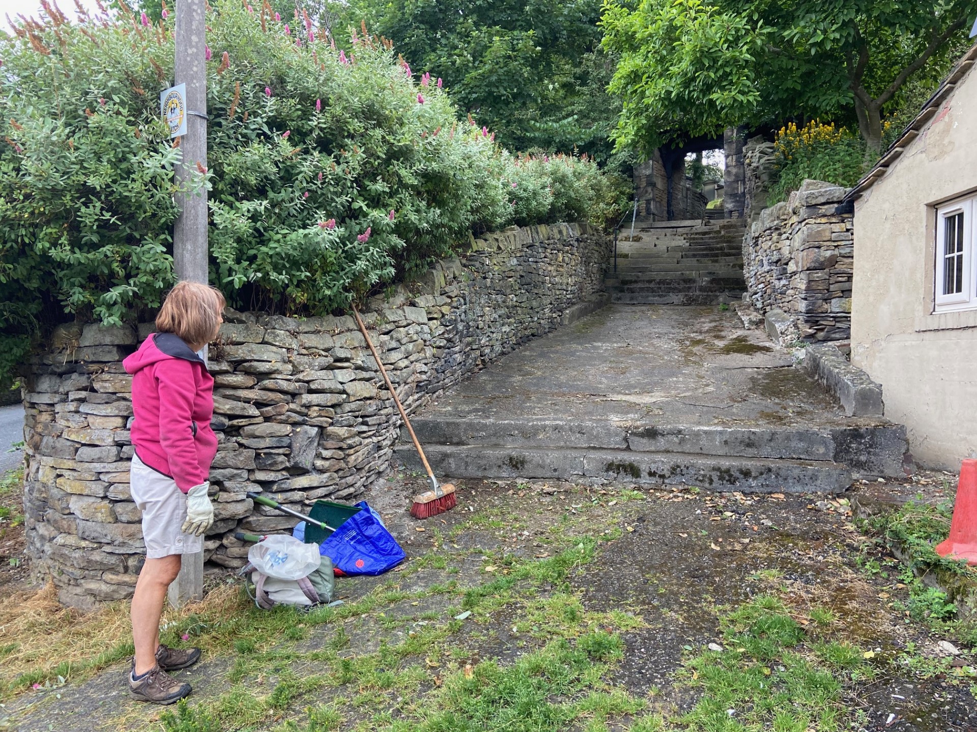 Work in the villages to control shrubs, brambles, branches and grasses.