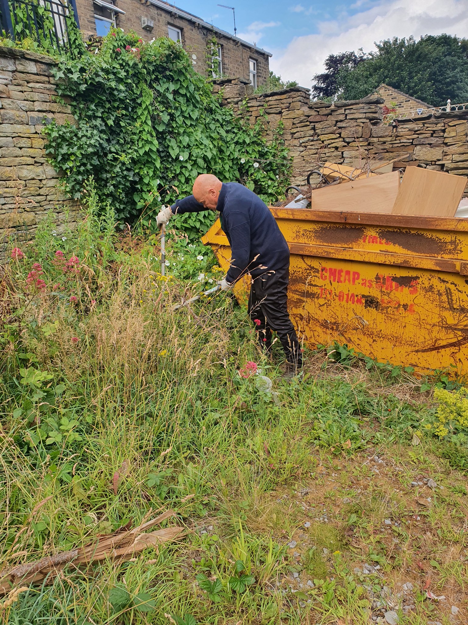 Work in the villages to control shrubs, brambles, branches and grasses.