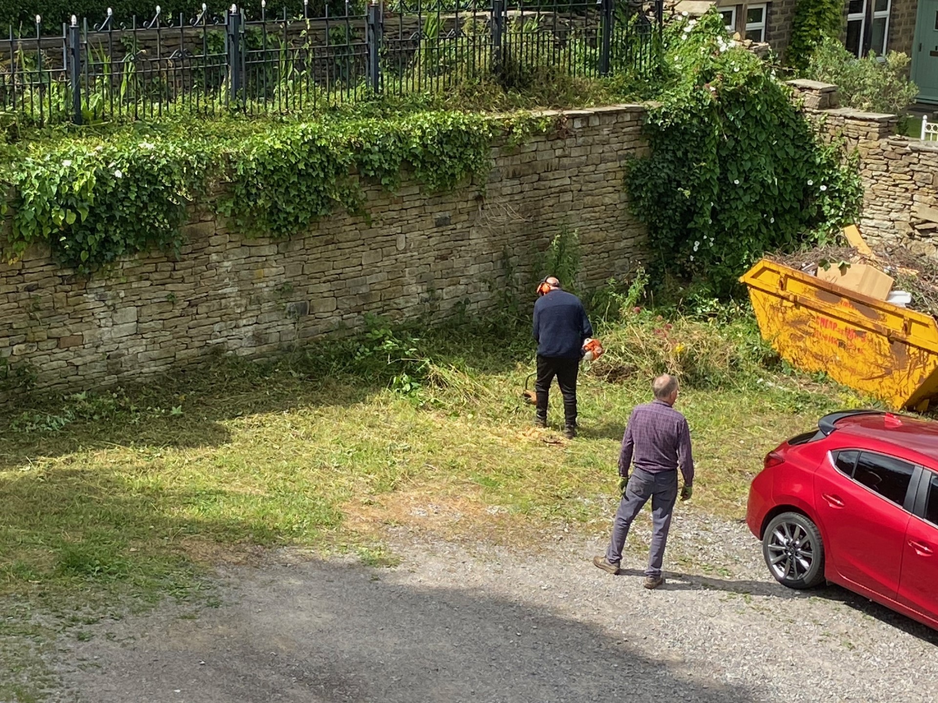 Work in the villages to control shrubs, brambles, branches and grasses.