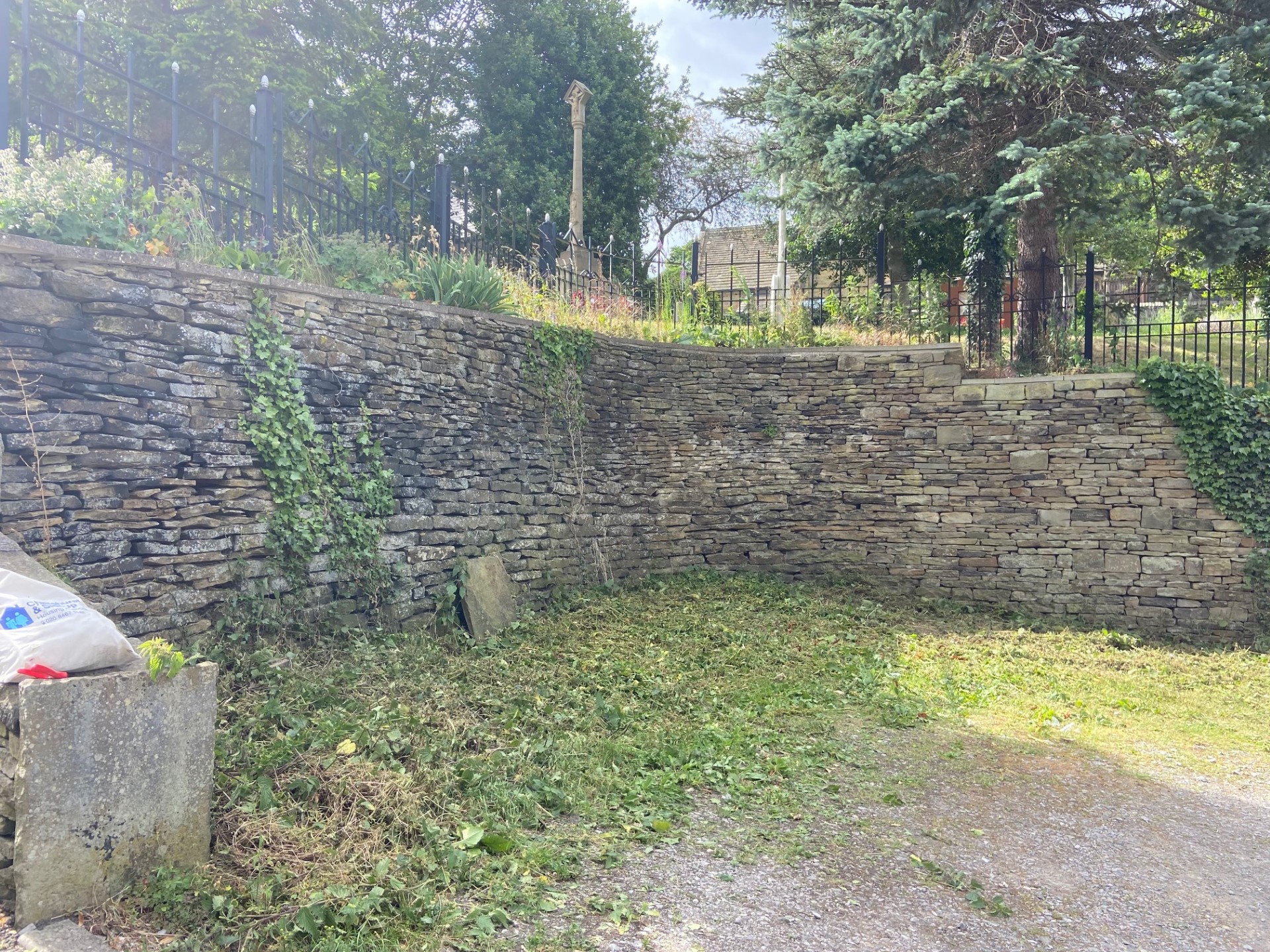 Work in the villages to control shrubs, brambles, branches and grasses.