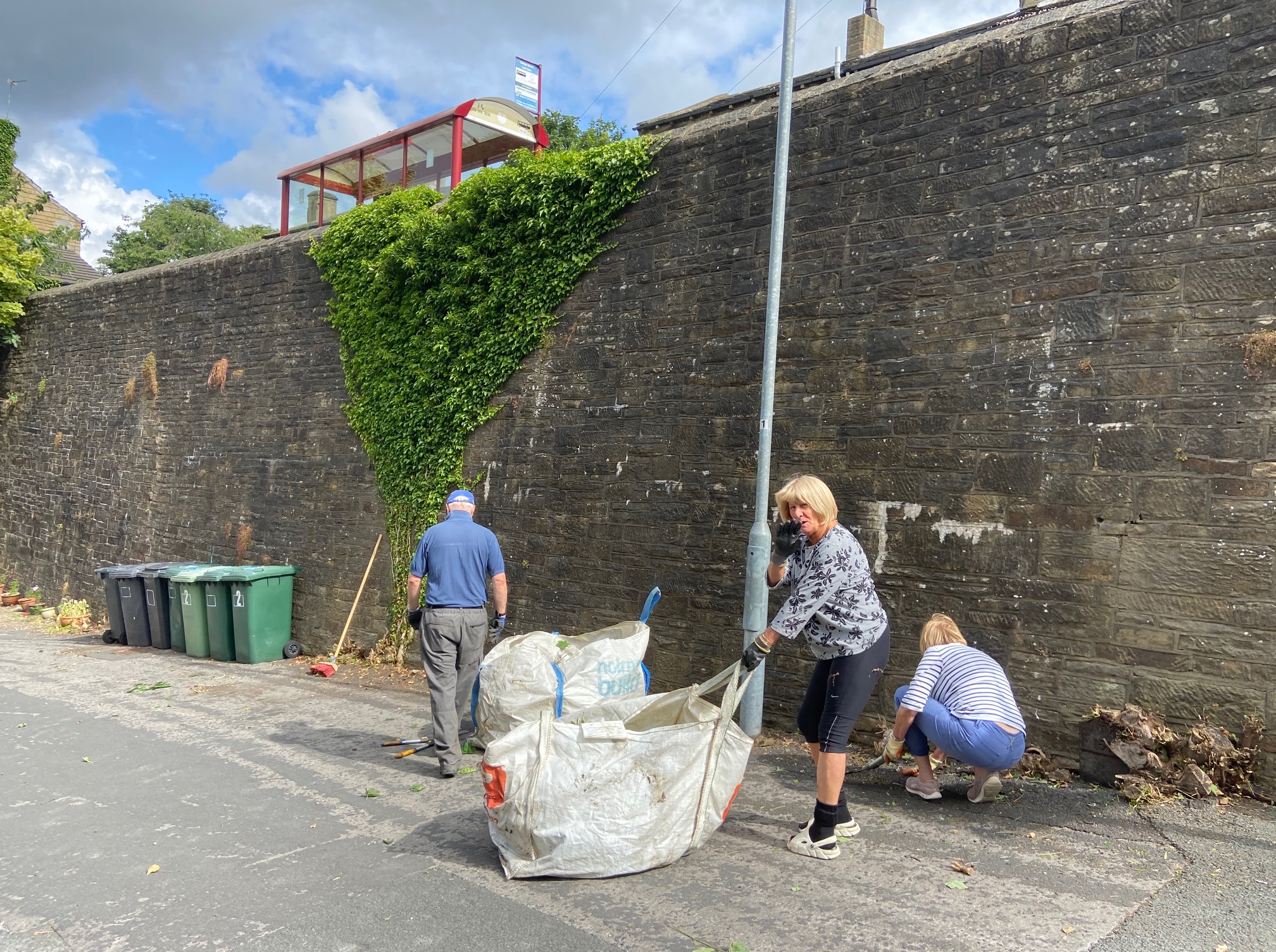 Work in the villages to control shrubs, brambles, branches and grasses.